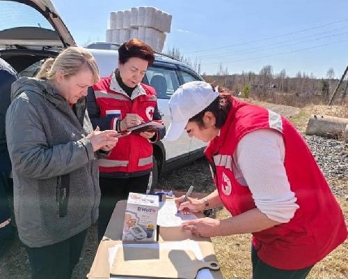 Волонтеры Свердловского областного медицинского колледжа и Красного Креста активно помогают погорельцам